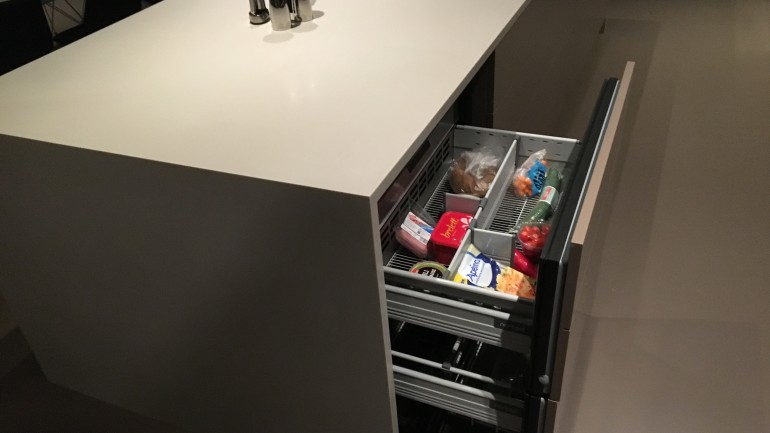 Benken på kjøkkenet har fått egen kjøleskuff